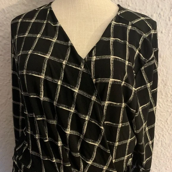 Plus sized geometric print wrap dress 2x - Picture 4 of 6
